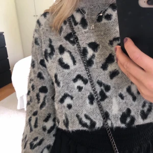 Stickad tröja - Grå leopardmönstrad stickad tröja från River Island. Supermjuk och fluffig perfekt nu i höst! Storlek 10 och passar mig som har S.