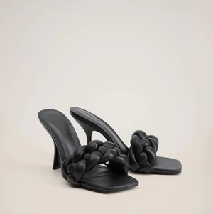 Klackskor - Fick tag i dessa eftertraktade klackskor förra året från Mango, slutar med att jag använde dom 1 gång tyvärr, därav säljer jag dom! Skorna är i nyskick, äkta läder och nypris var 799:-