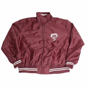 Couburg Jail - Vintage Varsity Jacket  - En riktigt Nice vinröd och vit Varisty jacka som kommer från USA och är gjord av nylon vilket gör att den är bra mot vind och regn som kommer på hösten. Är även perfekt för den där nittiotalsskänslan som är så svår att få tag på