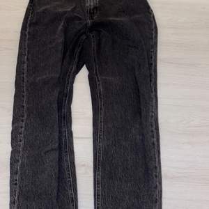 Snygga mörkgråa/svarta jeans från H&M! 