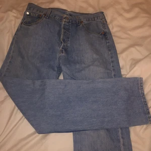 VINTAGE LEVIS JEANS - Raka blå levi’s jeans, använd få gånger. Pris kan diskuteras 