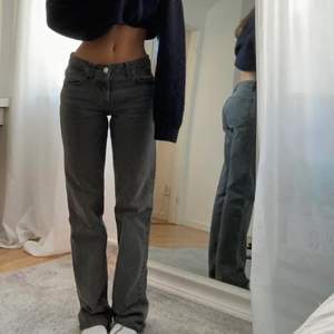 Super najs gråa straight jeans (två av bilderna är lånade). Storlek 36 men passar en storlek mindre eller större beroende hur man vill att de ska sitta!!