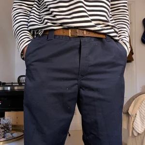 Carhartt Chinos  - Ett par mörkblåa chinos från Carhartt. Köpta i London, väldigt bra skick