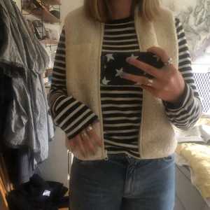 Fin Teddyväst⚡️⚡️ - Säljer min nästan oanvända Teddybäst från Only! Den är i strl XL men den är liten i storleken och sitter mer som en S/M☺️ Köptes för ungefär 400 kr men säljer nu för 140 💗💗