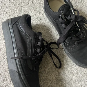 NYA VANS - säljer nu mina helt nya vans stolek 37 då de inte kommi trunk använding