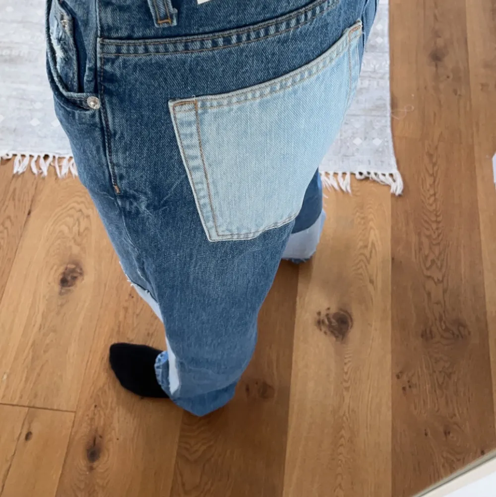 Jättesnygga lappade jeans från pull and bear som är helt oanvända. De är low waist och lapparna är fortfarande kvar💖 storlek 34. Jeans & Byxor.