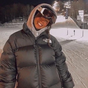 Northface jacka - (!Första bilden är lånad!) Säljer denna jättefina svarta northface jackan, perfekt nu till höst/vinter. Den har inga fläckar eller andra defekter. Storlek S men är ändå ”större” i modellen så man får plats med tjocktröjor under etc. 💗Köparen står för frakt! 