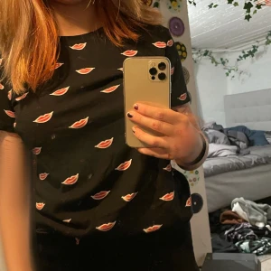 läpp t-shirt - en svart t-shirt med röda läppar på