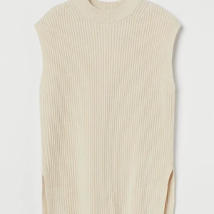 Vit stickad väst - Oversized vit stickad väst 🤎 Jättevarm och bekväm, dessutom asfin nu till kallare tider!! Går att styla till oversized skjorta eller långärmade tshirts. 🤎🤎