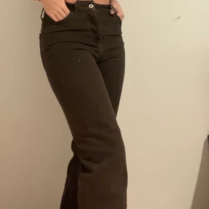 Bruna raka jeans - Säljer dess trendiga bruna jeans med medelhög midja från asos. Är endast använda 2 gånger och är i fint skick. Nypris 349kr. Hör av dig vid frågor eller intresse!