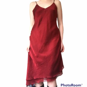 Röd festklänning - Jättefin jätteskön röd klänning i silkigt material. Storlek uppskattas som L. Frakt tillkommer 🤍