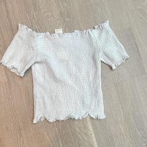 Vit topp - Aldrig använd söt vit topp! 50kr. Storlek S. Frakt ingår inte. Kan hämtas☺️