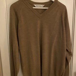 Stickad tjocktröja - Säljer denna snygga beiga stickade tröjan köpt på myrorna. Frakt tillkommer💞