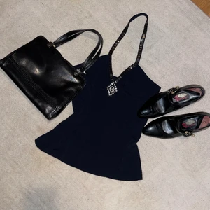 halter-top i y2k-stil - jättecool svart haltertop i lite y2k-stil och given för fest! storlek S! fraktas mot fraktkostnad eller så möts vi upp i lund eller malmö! 💜