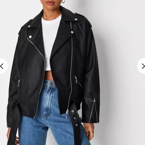 Skinnjacka - Oversized skinnjacka från Missguided i storleken UK 14, 400kr 🖤
