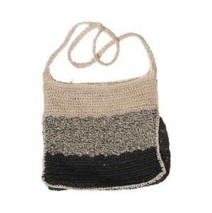 Virkad väska - Supercool väska i beige/svart/vit färg. Ca 31x31 cm, band ca 100 cm. Bara att höra av sig vid frågor och funderingar!
