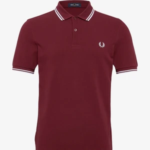 Fred Perry piké small (S) - Bra skick. Ingen egen bild pga flytt. Passform Man, ser riktigt fet ut på vem som helst. KOSTAT 900KR NY! 😀