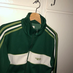 Retro Adidas tröja  - Väldigt snygg Retro adidas tröja i väldigt bra skick!