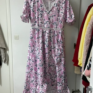 Klänning  - Fin blommig klänning 