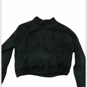 Grön Stickad Tröja -  Hör av er vid frågor! Pris kan diskuteras.