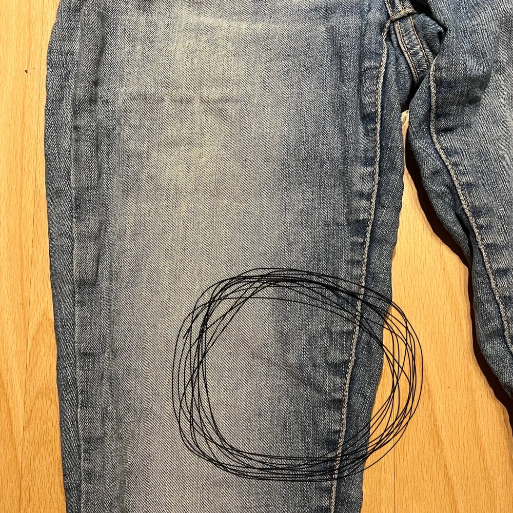 Har nu bestämt mig för att sälja mina blåa skinny jeans från Bikbok. Har dock en liten fläck på högra benet (kolla bild 3) men ingenting som märks🤍 är 172cm. Jeans & Byxor.