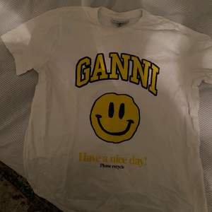 Trendig Ganni t-shirt i storlek S. Snygg och fin på sommaren speciellt. Väldigt bra skick och används aldrig. Skriv till mig för intresse❤️