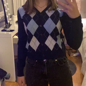 Stickad kofta  - Säljer denna stickade kofta från shein, köpt för 240❣️ Den är one-size, men skulle säga att den är S/xs beroende på hur man vill att den ska sitta💘 Jag på bilden är 160cm och brukar vanligtvis ha S. Priset kan diskuteras 