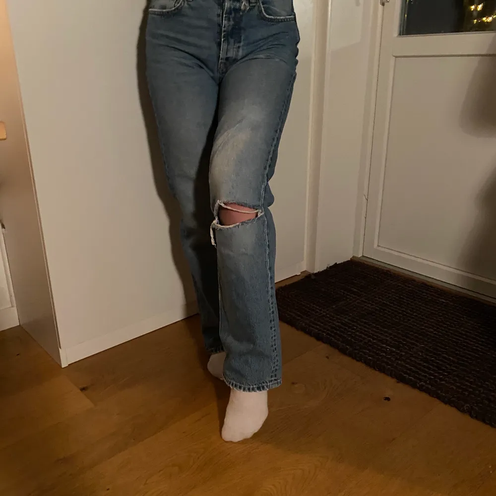 Säljer dessa supersnygga jeansen från Zara!!!🤩 Första bilden är lånad men de är samma jeans!!! De har fått ett snyggt hål på ena knät. Det finns även ett litet hål vid gylfen men det är inget som man märker, annars inga defekter💕💕 Spårbarfrakt: 60kr+ bud startar på 200kr . Jeans & Byxor.
