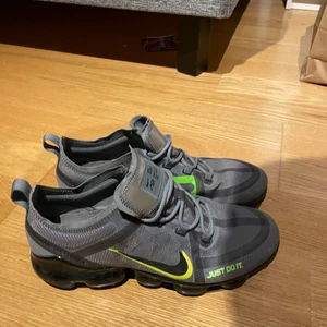 Nike vapormax - Ett par vapormax som jag använde Max 15 gånger sen kände jag inte att jag passade i dom sen stog dom i några månader. Cond 9/10. FRAKT INGÅR EJ I PRISET