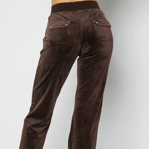 Juicy couture bruna - Lägger ut mina bruna juicy couture byxor igen  då de inte blev sålda förra gången💕 dom är i jättebra skick och endast handtvättade 2 gånger💓 nypris 1000 kr💓alla bilder utom den 2a är lånade💗