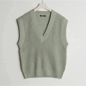 Grön Väst - Grön väst från Gina tricot använd 2 gånger. Storlek S men är stor i modellen💕