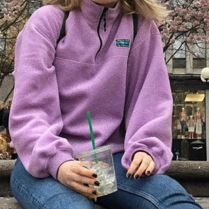 lila fleece  - säljer min supersöta och mjuka, lila fleece från junkyard då jag inte använder den längre (skriv för fler bilder). köpte den för 500 kr💓