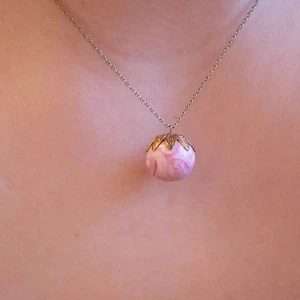 Halsband - Halsband 24cm långt. Rosa lerkula fäst i guldblad.