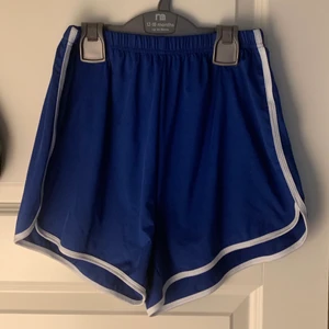 blå tränings shorts - använd bara en gång på halloween för min harley quinn costym :)