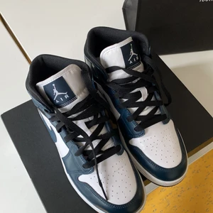 Storlek 39 - Helt nya ha haft de på mig 2 gånger. Måste sälja för jag upptäckte att min vänstra fot e lite större och jag får därmed ont. Säljer för 950 kr (priset kan dock diskuteras)