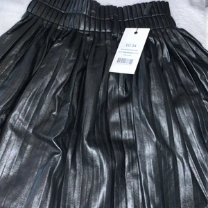 Läder kjol  - Jättefin läder kjol från NAKD aldrig använd har endast legat i garderoben på grund av att den är för liten för mig annars går den ungefär ner till knän beroende på hur lång man är. Frakt tillkommer ❤️