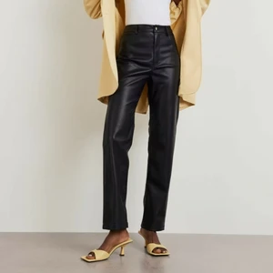 Raka skinnbyxor - Säljer mina skinnbyxor i rak modell. Köpa för 499 och säljer för 250. Storlek 40 men ganska små i storleken. Använd fåtal gånger