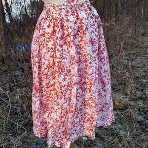 Fin retro fin kjol från 70 talet i 50 tals stil, super vid!. Den har ett smalt matchande knyt skärp. Fint skick! strl S-M se mått:  Midja: 84 cm Längd: 70 cm