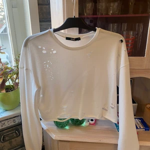 Bikbok tröja - En vit fin bikbok tröja med slitningar, som bär storlek xs. Väldigt fin tröja, har använt Max 5 gånger, så är i väldigt bra skick.