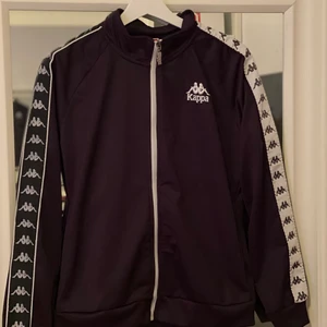 Kappa dress - En av mina favorit dressar jag äger som tyvärr är för liten. Knappar på sidan som man kan öppna , köpte för 1 år sen också använt 2-3 par gånger , köpt på JD SPORT för 1000 kr. 🖤