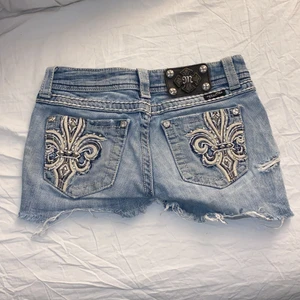 Shorts - Y2k shorts. Använder ej shorts därav säljer jag. Saknar tyvärr knapp vid gylfen men om du inte vill fixa det själv kan jag säkert lösa fram en knapp att sy dit :) 