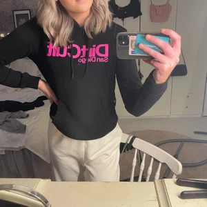 Dirtcult hoddie  - Hej! Säljer min dirtcult hoddie i storleken L. Tröjan är liten i storlek så skulle säga att den är en S/M💗 Hoddien är använd 2/3 gånger, den är som ny!!💓