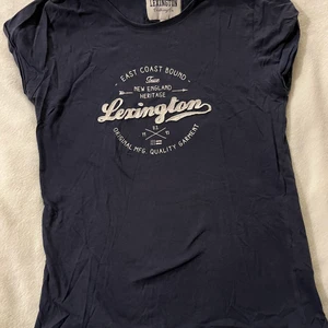 Lexington t-shirt  - En marinblå lexington tröja! Storlek S! 💙 Hör av er vid frågor eller fler bilder!