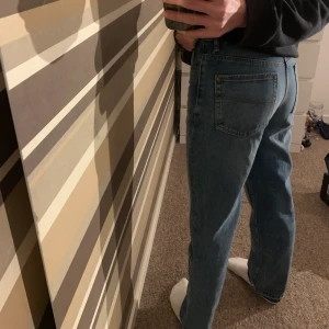 raka blå jeans  - Säljer mina raka jeans från asos. De är uppsprätta nertill så att de passar perfekt på mig som är 167. Nya kostade de 349 om jag inte minns fel. Midrise 💖 köparen betalar frakten och priset är alltid diskuterbart! 💖