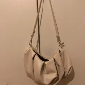 Säljer min vita väska som är köpt från shein. Använd ca 1-3 gånger och säljer pga att den inte kommer till användning. 