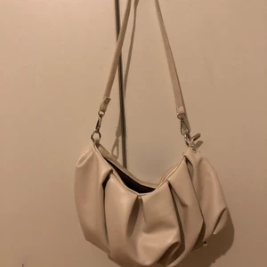 Mini axelremsväska  - Säljer min vita väska som är köpt från shein. Använd ca 1-3 gånger och säljer pga att den inte kommer till användning. 