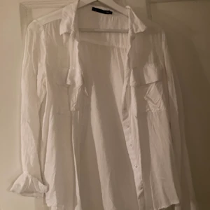 Vit skjorta - Vit skjorta i tunnt material i strl S