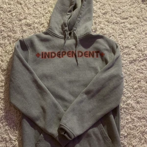 Independent hoodie small - En independent hoodie storlek small. Ganska liten i storlek så passar XS bra. Bra skick.