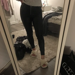 Skinnbyxor - Skinnbyxor från zara, storlek S🥰