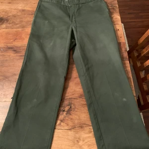 Dickies byxor  - Storlek 32/30, byxorna är lite slitna på vissa ställen men annars bra skick 